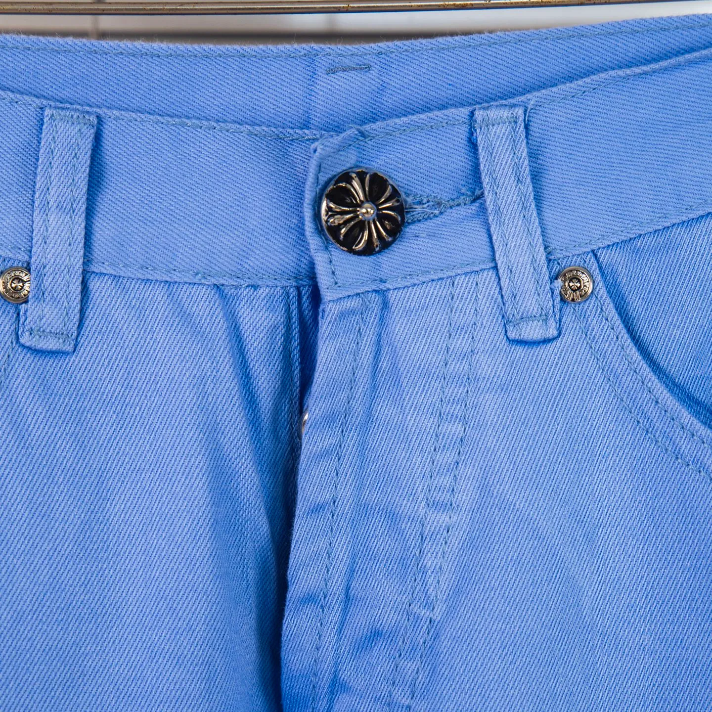 P270 CHROME HEARTS 25ss dopamine light blue cross patch leather washed jeans - Full of exploring the ultimate in fashion, Chrome Hearts' new Chrome Hearts pants not only present a unique style, the fresh ice blue color looks particularly youthful and energetic. The mid-high waist design is paired with a lazy and casual style, which not only shows long legs but also maintains a casual feel. It is a must-have fashion choice for trendy men and trendy women. Style number: 1752# Color: Dopamine light blue Size: 28 30 32 34